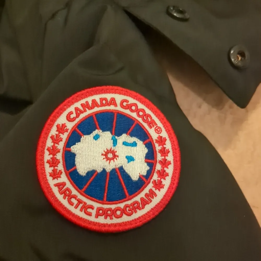 Tja, säljer min Canada Goose Wyndham jacka den är i bra kondition. Finns i Stockholm . Jackor.
