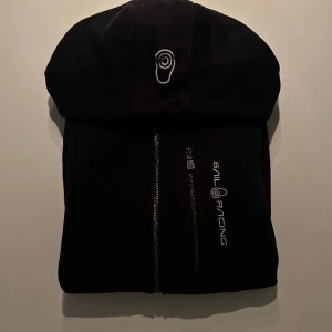 SAIL RACING ZIP-HOODIE - En svart Sail Racing hoodie. Inga defekter, skicket 9/10. Nypris: 1000kr, mitt pris: 300kr.