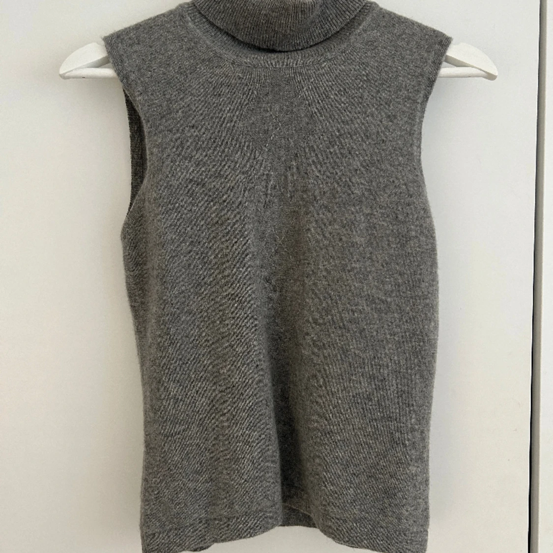 Stickad polotröja utan armar