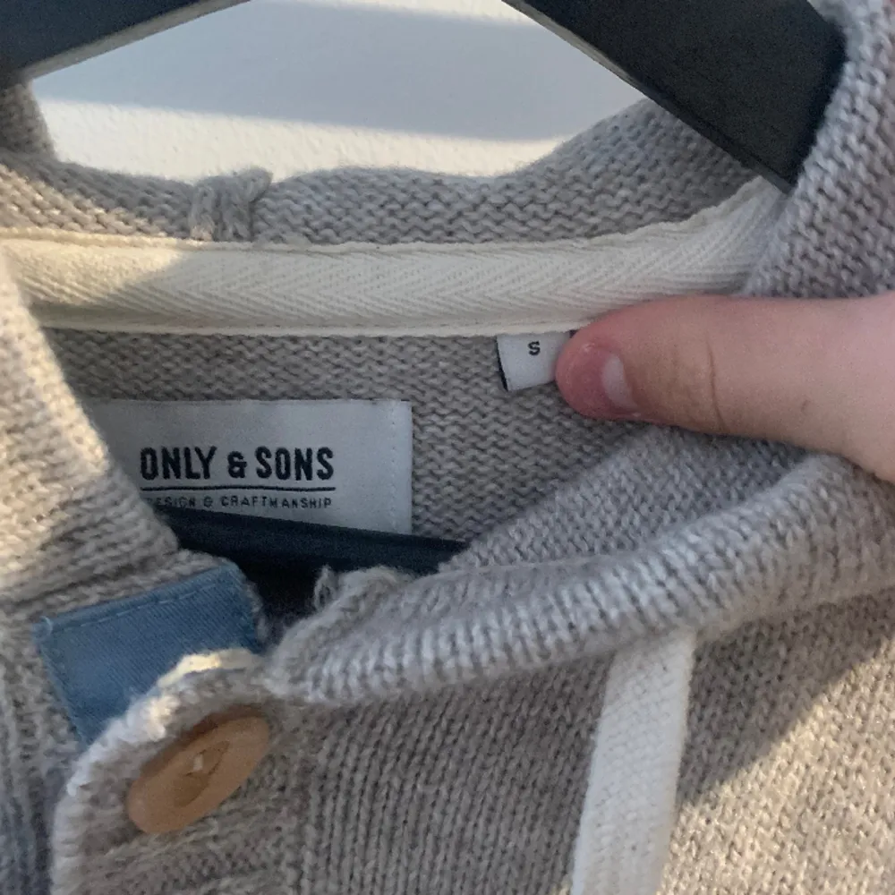 Säljer denna asfeta stickade hoodien från Only&Sons. Storlek S.. Hoodies.