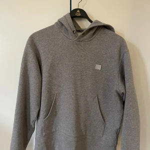 Acne Studios hoodie - I mycket bra skick.  Är 1,85 och den passar precis, men hade behövt en storlek större