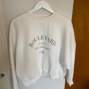 En sweatshirt från Nelly med tryck, storlek S  men oversized. Fint skick💞