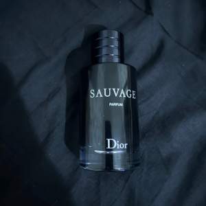 Dior Sauvage Parfum, 100ml därav cirka 85ml kvarstår, vid intresse kommer en bild att skickas som visar kvarstående mängd då flaskan är mörk! Pris är extremt bra då ny kostar den 1780kr på Kicks.