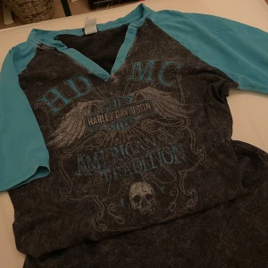 Alternativ T-shirt  - Otroligt snygg t shirt med alternativt tryck! Vill knappast sälja men har för många tröjor