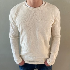 Stickad tröja - Stickad tröja med ficka. Skick 8/10