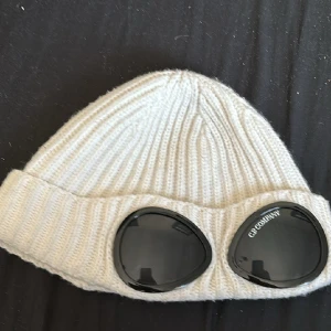 Cp company mössa vit - Den är köpt för en månad sen inga fläckar och inga märken ser ut som ny storlek m 