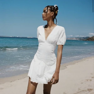 Vit klänning  - Vitt klänning från Zara Aldrig använd med prislapp kvar  Kom privat för fler bilder 