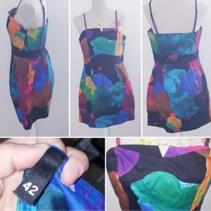 Kort klänning,flerfärgad  - Storlek 42, passar även storlek 40. Kort flerfärgad klänning,oanvänd 