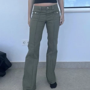 Cargo jeans - Jättefina i princip nya cargo jeans, inga defekter och hur sköna som helst, storlek 38 men passar 36/38! 