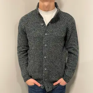 Säljer den a sjukt snygga stickade cardigan från märkes Livergy. Tröjan är i fint skick. Passar M. Modellen på bilden är 187cm lång. 