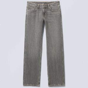 Jätte snygga low waist jeans från weekday i storlek 24/32! Säljer pg av att de är lite för korta för mig. Inga defekter! Köpta för 590, säljs för 250.