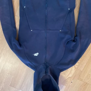 Og Nike tech - Nike tech gamla modellen såklart äkta säljer den pågrund av att jag inte haft den på 2 år skick 7/10 perfekt soft hoodie när man e hemma eller bara ska vara ute med polarna 