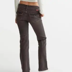 Jättefina mörkgrå jeans från HM som inte säljs längre💘 bra skick förutom ett hål vid fickorna som har sytts igenom🥰men det märks inte så tydligt! se bild 3😊