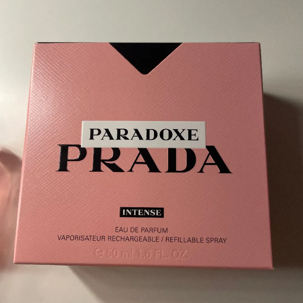 Säljer min Prada paradoxe intense parfym 50 ml som är helt ny. Säljer då jag har köpt fel doft och tagit av plasten så kan inte lämna tillbaks den. Aldrig använd, nypris 1300. Accessoarer.