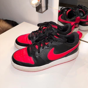 Nike / skor / lowcut - Säljer nikeskor strl 38,5🥰 Knappt använda 🥰❤️🖤
