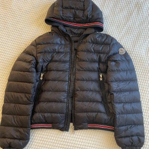 Moncler jacka - Säljer en marin blå moncler jacka storlek 12yr men passar XS skick 10/10