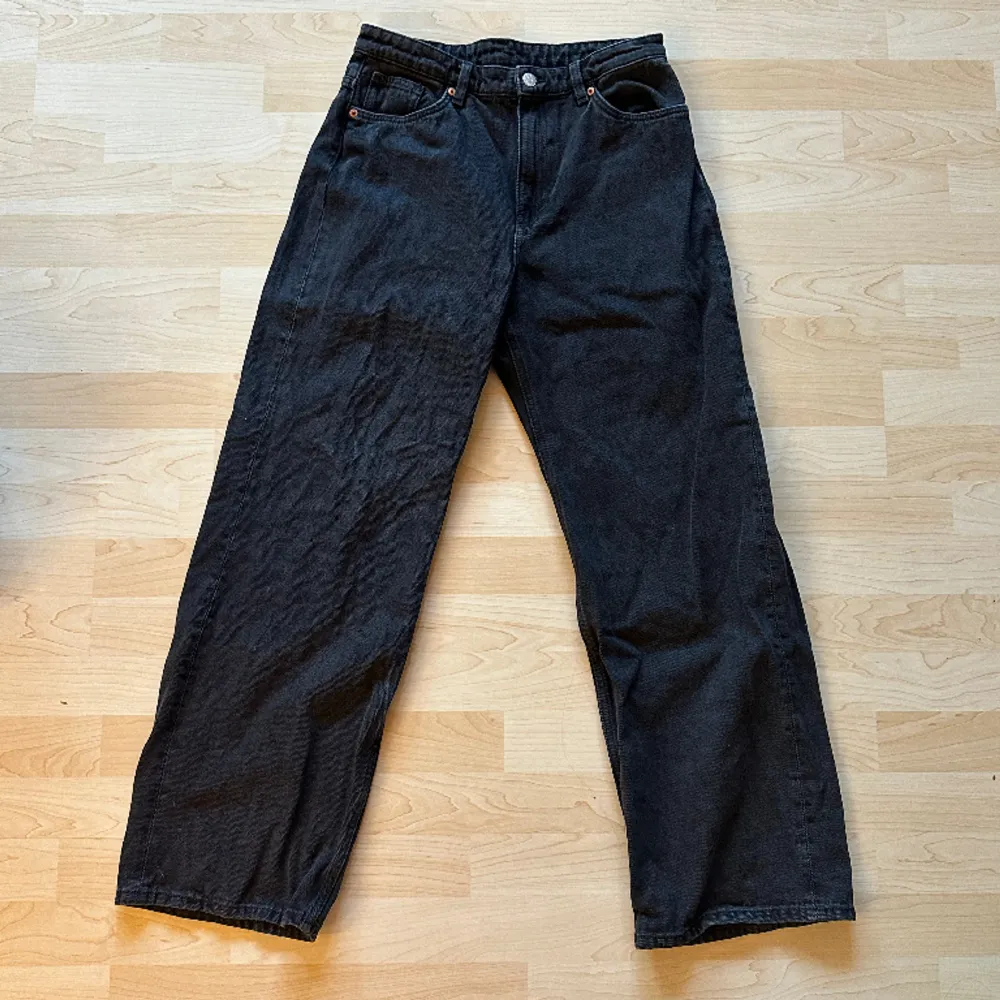 Svarta jeans från monki, storlek 28, använda men i bra skick . Jeans & Byxor.