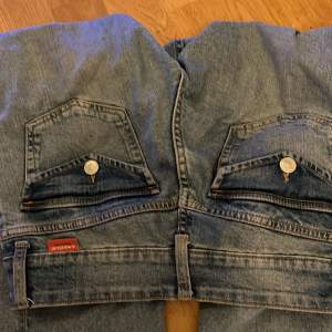 Hej! Säljer mina skit snygga low waist jeans från H&M då dom blivit för små❤️ finns en liten fläck på ena benet som man kan se på bild 3 men annars är dom i bra skick. Storlek 32 och boot💋 skriv om du har frågor svarar snabbt!💓