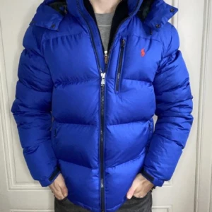 Ralph Lauren Jackor - Blåa: Stl. 48 (M), Herr Helt ny Ralph Lauren jacka med prislapp kvar. Nypriset ligger på 4800kr.  Svarta: Stl. 48 (M), Herr. Använd 1 gång. Nypriset ligger på 4800kr.