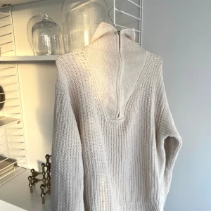 Grovstickad tröja  - Jag säljer min grovstickadetröja från Gina tricot Lab som är den perfekta sommarstickade! Tänk över en klänning😍✨✨ använd 1 gång!