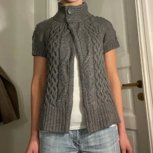 Kortärmad kofta - Kortärmad grå kofta från esprit. St m, sitter såhär på mig som är 36/38. 250kr💕