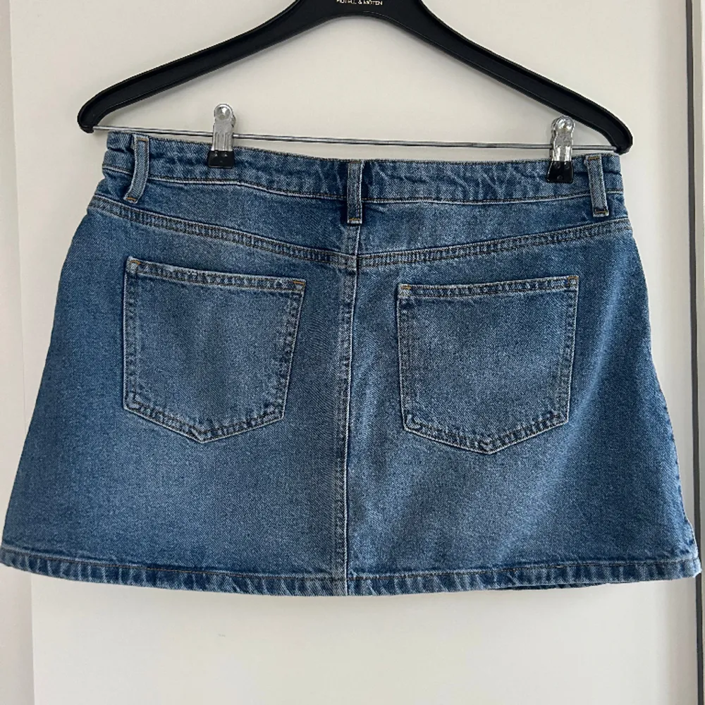 Lågmidjad jeanskjol i mini-längd från Miss Selfridge. Endast använd ett fåtal gånger. Inköpspris 319kr. . Kjolar.