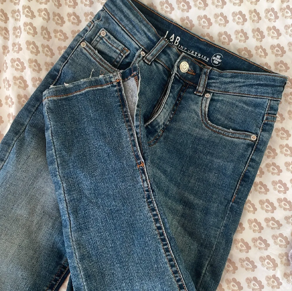 Jeans i fint skick, åtsittande men lite vidare nertill slitsen på jeansen. . Jeans & Byxor.