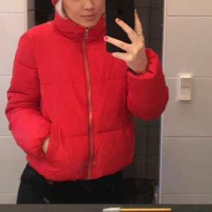 Röd jacka - Hej, ja säljer denna röda jacka den är knappt använd. Den är extremt varm. Köparen står för frakt🤍 strl S