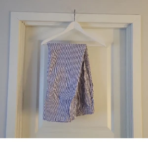 Randiga byxor - Randiga pyjamasbyxor ifrån lager 157! Säljer då de ej kommer till användning🩷