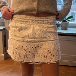 Zara volangkjol - Zara volang kjol, några få defekter därav priset🤍🤍