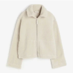 H&M teddyjacka - Säljer nu denna superpopulära & jättefina teddyjacka från H&M🤍Jackan är så gott som ny & har inga defekter🤍Jackan passar både S/M, och det är bara att höra av sig vid frågor eller funderingar!🤍