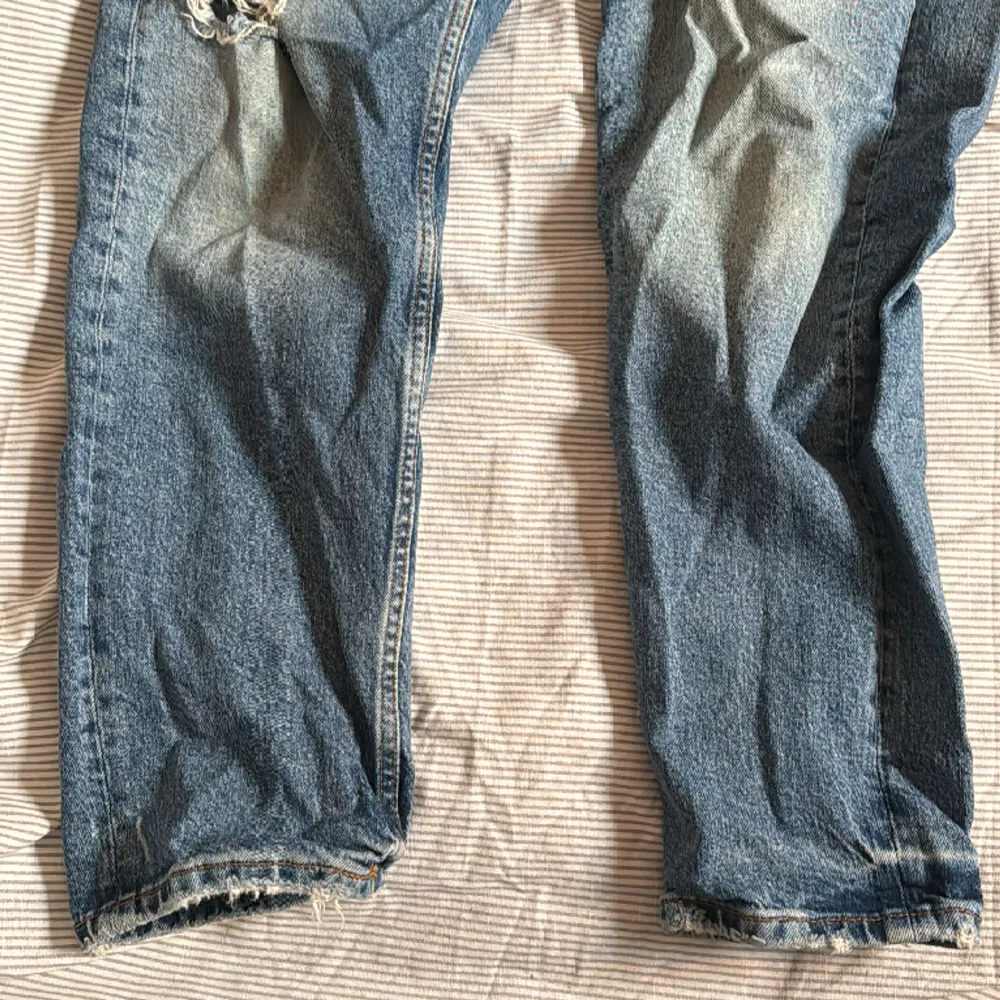 Jeans ”Straight Fit” från Zara. Lite tvättad stil med hål på ena sidan. Storlek 44. Inga fläckar eller skador. . Jeans & Byxor.