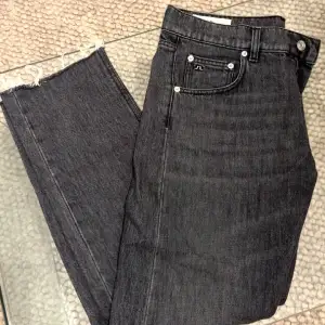 Storlek: 30/30 Skick: 9/10 Nypris: 1399kr  Raka jeans med en mörk tvätt perfekt till våren/hösten. Matchar med alla färger.