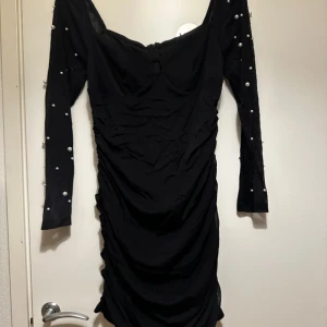 Festklänning med pärlor och rynk i mesh - Helt ny, endast testad. 