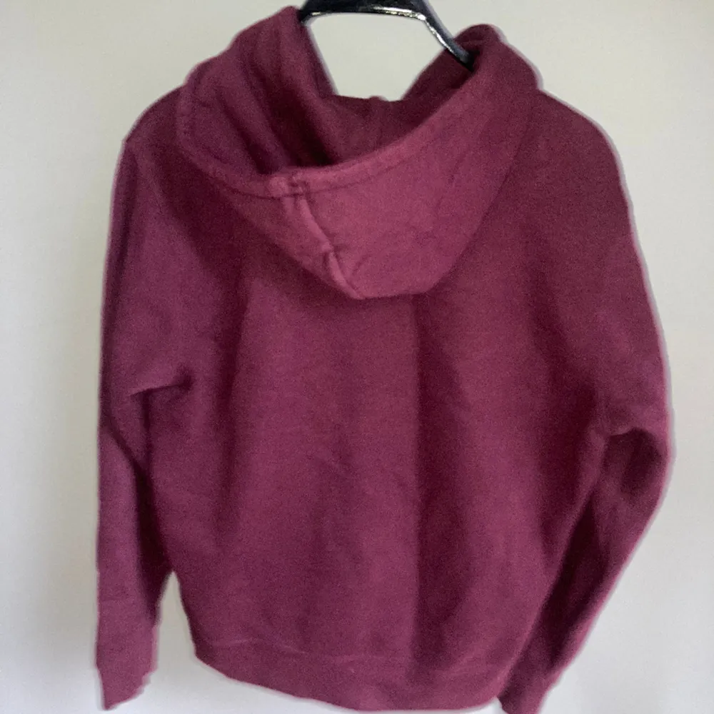En snygg one of one hoodie som är perfekt nu t hösten med en höstig färg. 8/10 Äkta  Storlek: S Skicka om du undrar nåt👌🏼. Hoodies.