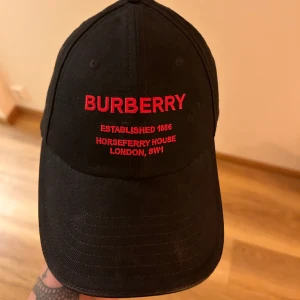 Burberry Keps - Använt skick men inga konstigheter. Skicka ett meddelande vid funderingar :)