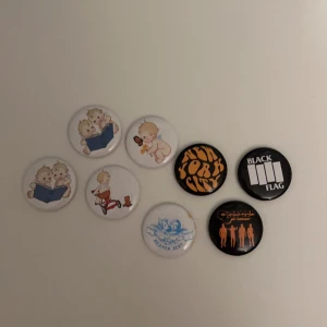 Brandy Melville Pins  - Pins ifrån Brandy Melville som du kan exempelvis sätta på din väska kläder osv! 🎀