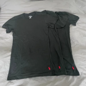 Polo Ralph Lauren T-Shirts  - Tjena säljer nu 3 par skit snygga Polo Ralph Lauren t shirts som jag köpte i i november på ett köpcentrum i Chicago. Aldrig använda då dem var för små för mig. Äkta såklart, kvitto finns. Mvh
