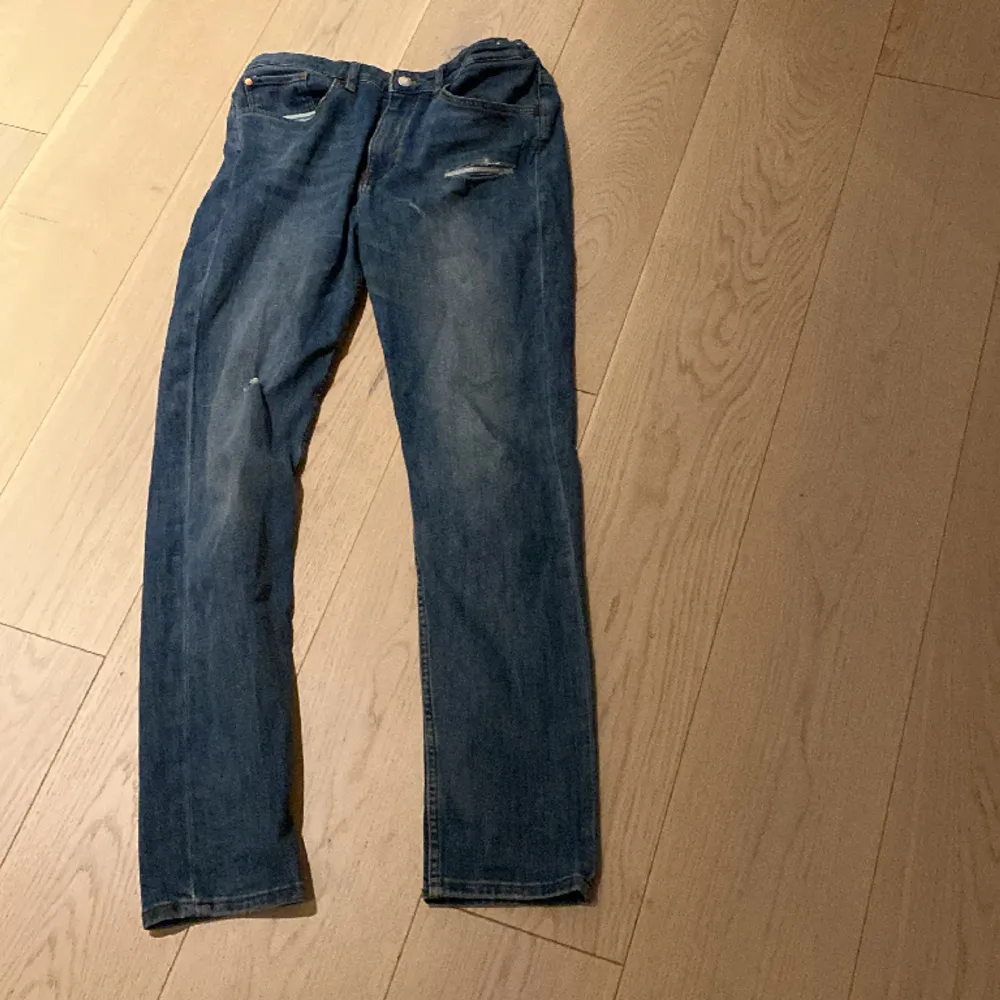 Använda ca 5-6 gånger och i väldigt bra skick, inga hål heller. ⚠️Pris kan diskuteras⚠️. Jeans & Byxor.