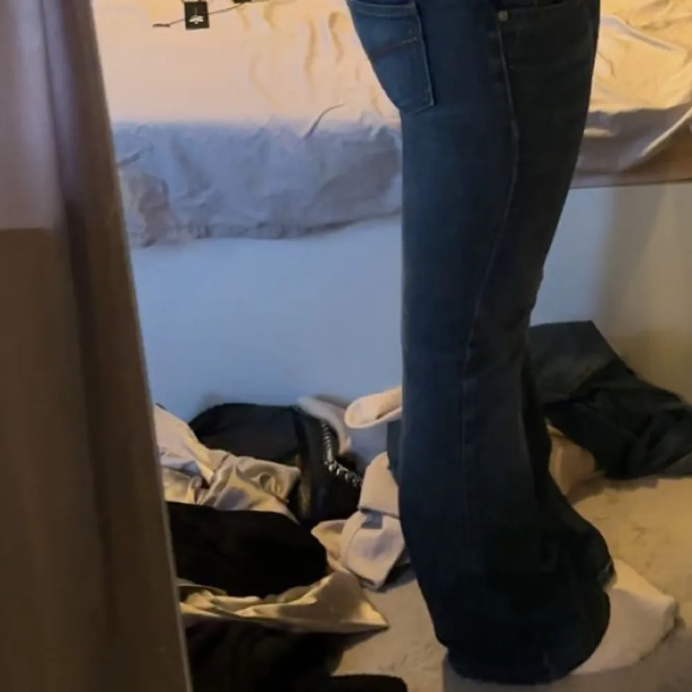 Skitsnygga jeans som jag köpte på plick men som tyvärr inte passa, finns en slitning längst nere på benen som inte syns (skriv för bild)💕. Jeans & Byxor.