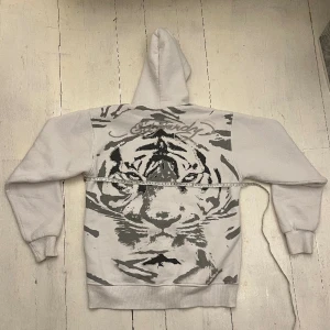 Ed Hardy Hoodie!! - Riktigt najs cropped ed hardy hoodie! Storlek M, men på höjden sitter mer som S. Mått syns i bild!🙏 Fitpics går kan ej tillhandahållas med anledning av att plagget ej passar mig. Kontakta mig vid fler frågor. Priset kan diskuteras vid snabb affär🙏