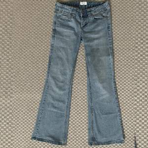 Ljusblåa väldigt lågmidjade bootcut jeans från top shop med snygga fickor, skriv till mig om ni vill veta de exakta måtten W27 L30💕 använd gärna köp nu🫶🏻