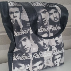 One direction väska - handväska med one direction motiv, två axelband och dragkedja. ca 30cm bred och 50cm hög köpt på myrornas för ett år sen, aldrig använd