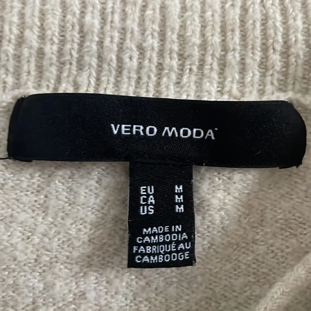 Säljer min jättefina Vera Moda tröja då den inte kommer till användning längre💗. T-shirts.