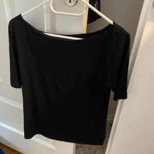 T-shirt med U-ringning  - Svart t-shirt med lite större hals, fungerar till allt och tyget känns kvalitativt! Skriv om ni har några funderingar💕