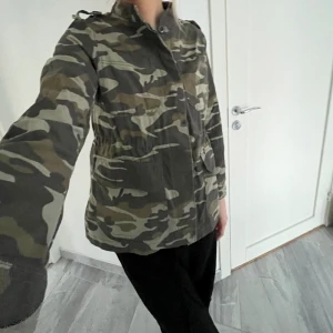Kamouflage jacka - Assnygg militärfärgad jacka från ONLY. Aldrig använd, strl S💕