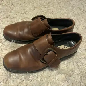 Snygga och bekväma loafers i brunt skinn från Ecco. Verkligen jättemjuka och sköna att ha på!!  Perfekt skick, inga hål eller repor.  