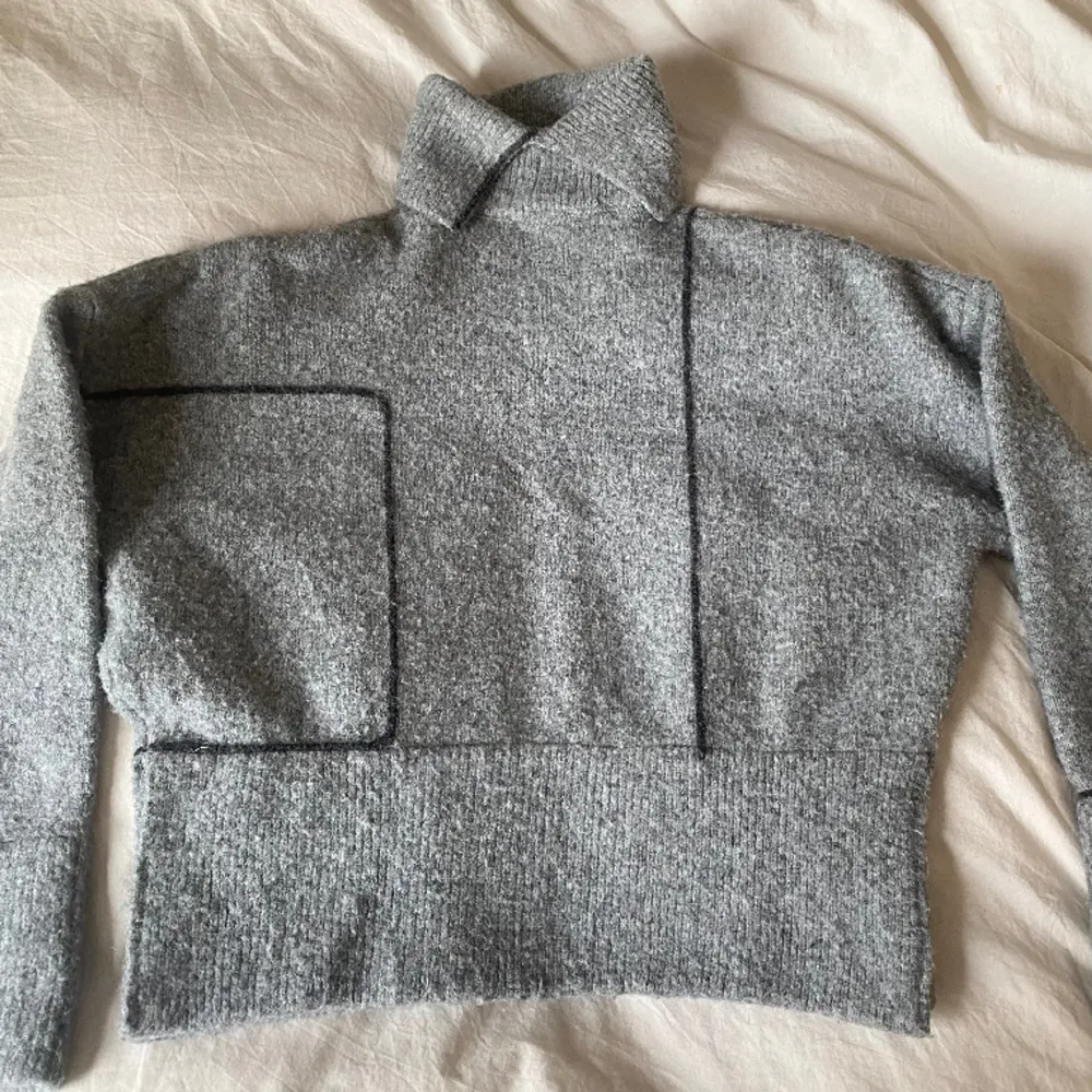Säljer denna tröjan från Zara då den inte har kommit till användning, är ändå lite nopprig. . Tröjor & Koftor.