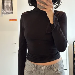 Soft touch tröja✨ - Säljer en soft touch tröja från gina tricot🖤 Med hög krage, scrunch detalj i midjan. Använd fåtal gånger.