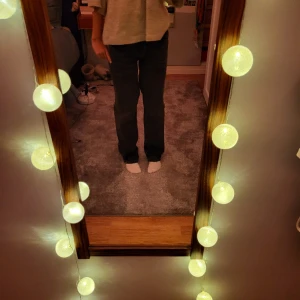 Svarta low waist jeans - Säljer mina svarta lågmidjade jeans från zara!💞💞 Köpte för 350kr så säljer dessa nu för 200kr! Det står 36 men skulle säga att de passar ca 34. Kan skicka fler bilder privat💝💝